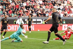 拜仁本赛季德甲落后情况下已拿到14分，与上赛季整个赛季持平