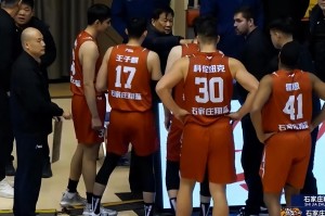 开云APP-4个加时！3小时15分钟！中国篮球史诗苦战引发巨大争议：裁判太黑