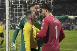 开云官方-多纳鲁马试图撕毁对方门将小纸条，波黑媒体表达强烈不满